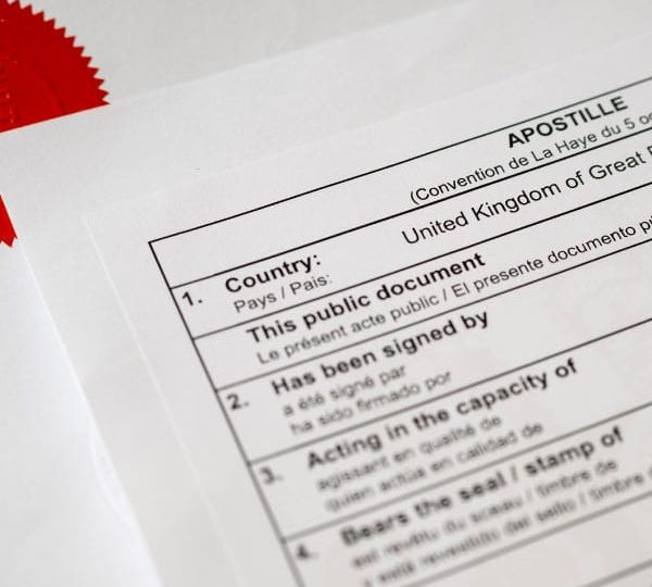 Apostille-Dokument mit einem auffälligen britischen Abzeichen, das die Dienstleistungen von Skrivanek in den Bereichen Beglaubigung, Legalisierung und Apostille symbolisiert.