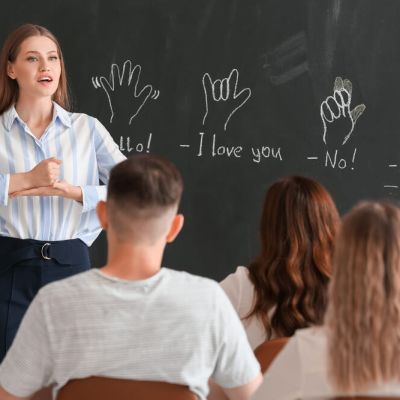 Persona māca zīmju valodu