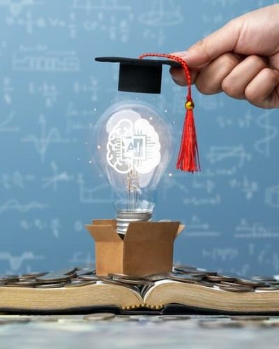 Atvērta grāmata ar spuldzi un smadzeņu simbolu tās iekšpusē, uz spuldzes uzlikta absolventa cepure – simbolisks vēstījums, ka labākais tulkotājs ir cilvēks.