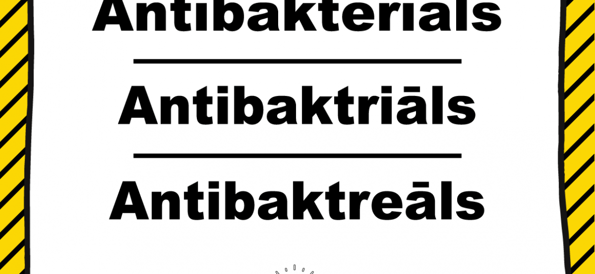 Skrivanek latviešu valodas padoms parāda, ka pareizā forma ir “antibakteriāls”. Attēlā redzamas arī divas nepareizas versijas: “antibaktriāls” un “antibaktreāls”, kas ir šķietamas kļūdainas atveides. Fons veidots dzeltenās un melnās strīpās, kas pievērš uzmanību, un apakšā redzams tēmturis #valodaspadoms ar spuldzītes ikonu, kas simbolizē valodas apgaismību.
