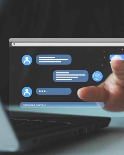 Persona lieto interaktīvu čata logu, uzdodot jautājumus par profesionāliem tulkošanas pakalpojumiem un meklējot atbildi, vai ChatGPT spēj nodrošināt kvalitāti.