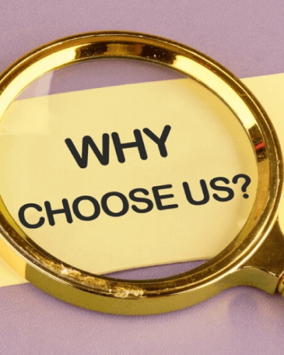 Dzeltena lapiņa ar uzrakstu “Why choose us?” zem palielināmā stikla uz violetas virsmas, attēls simbolizē Skrivanek Baltic kvalitatīvu tulkošanas pakalpojumu izvēli Rīgā.