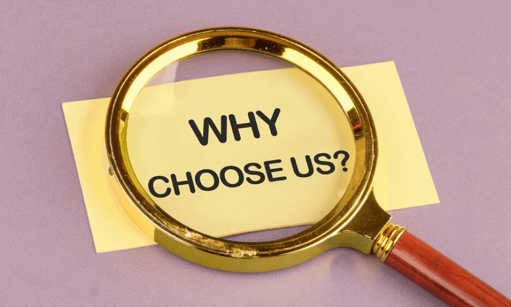 Dzeltena lapiņa ar uzrakstu “Why choose us?” zem palielināmā stikla uz violetas virsmas, attēls simbolizē Skrivanek Baltic kvalitatīvu tulkošanas pakalpojumu izvēli Rīgā.