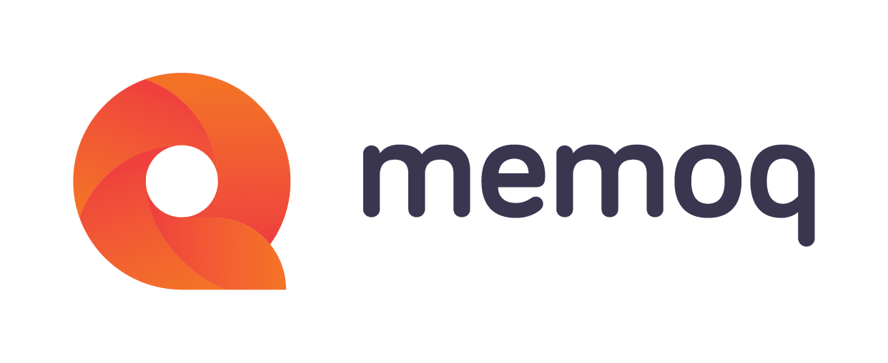 memoQ logotips ar stilizētu oranži-sarkanu burtu “Q” kreisajā pusē un tumši violetu uzrakstu “memoq” modernā, apaļā fontā.