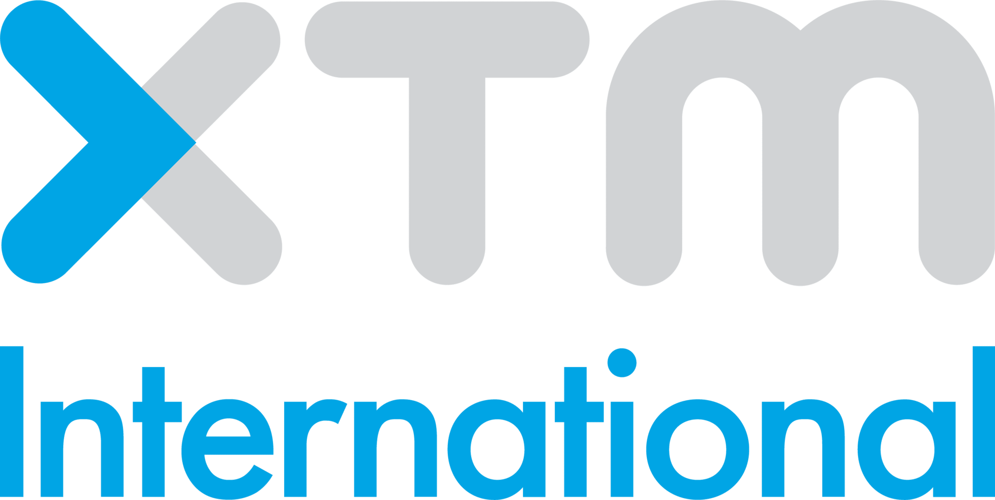 XTM International logotips ar lieliem burtiem “XTM” gaiši pelēkā un zilā krāsā virs uzraksta “International” spilgti zilā krāsā.