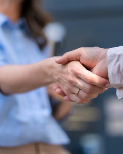 Divi cilvēki sarokojušies, simbolizējot sadarbību un uzticību ES fondu atbalsta projektu īstenošanā.