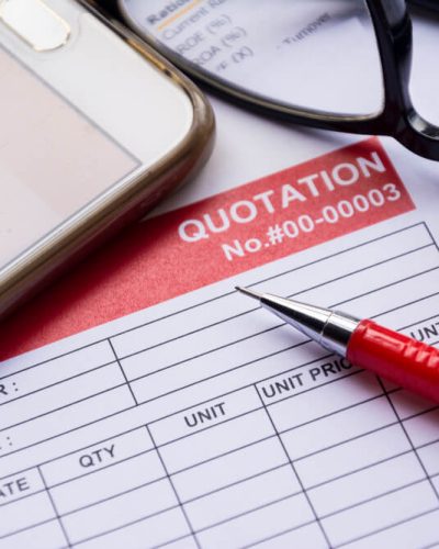 Cenu piedāvājuma dokuments ar pildspalvu, brillēm un viedtālruni uz galda, simbolizējot tulkošanas pakalpojumu izmaksu aprēķinu un individuālu pieeju klientam.