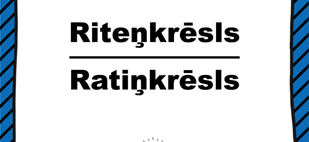 Balts kvadrāts ar melnu apmali un zilām svītrām fonā, centrā redzami vārdi “Ritenk­rēsls / Ratiņkrēsls” ar uzrakstu “SKRIVANEK” augšā un spuldzītes ikonu apakšā.