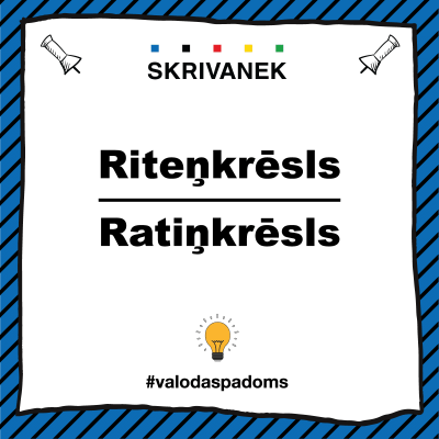 Balts kvadrāts ar melnu apmali un zilām svītrām fonā, centrā redzami vārdi “Ritenk­rēsls / Ratiņkrēsls” ar uzrakstu “SKRIVANEK” augšā un spuldzītes ikonu apakšā.