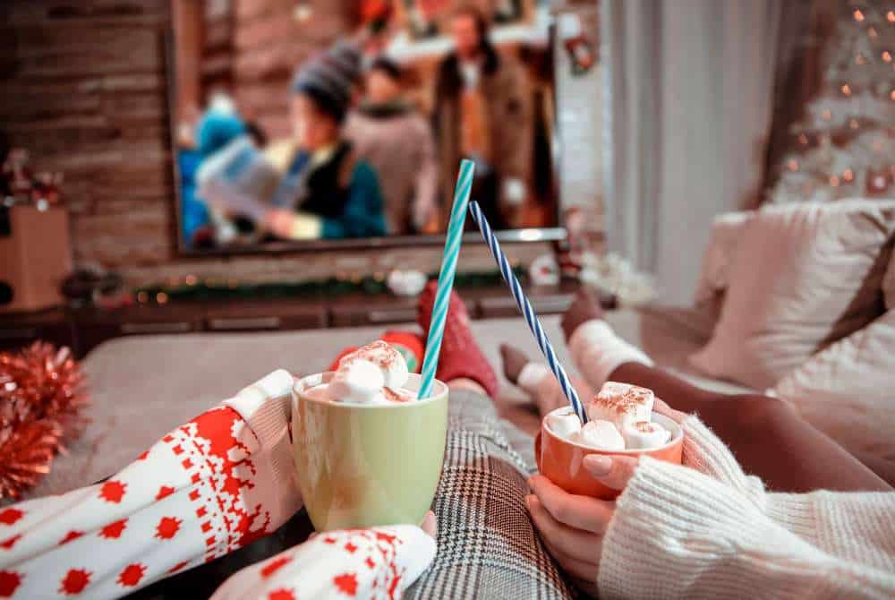 Videi draudzīgas Ziemassvētku izklaides mājīgai kopābūšanai Mājas filmu vakars ar karstu kakao kā videi draudzīga Ziemassvētku izklaide