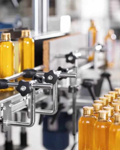 Ražošanas līnija ar medicīniskiem šķidrumiem iepakojumos kvalitātes kontrolētā vidē