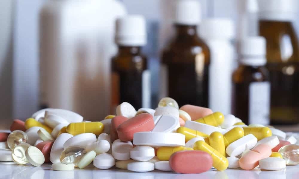 Medicīniskās dokumentācijas tulkošana ar nozares terminoloģijas precizitāti Dažādu zāļu un kapsulu kompozīcija uz galda medicīniskās dokumentācijas kontekstā